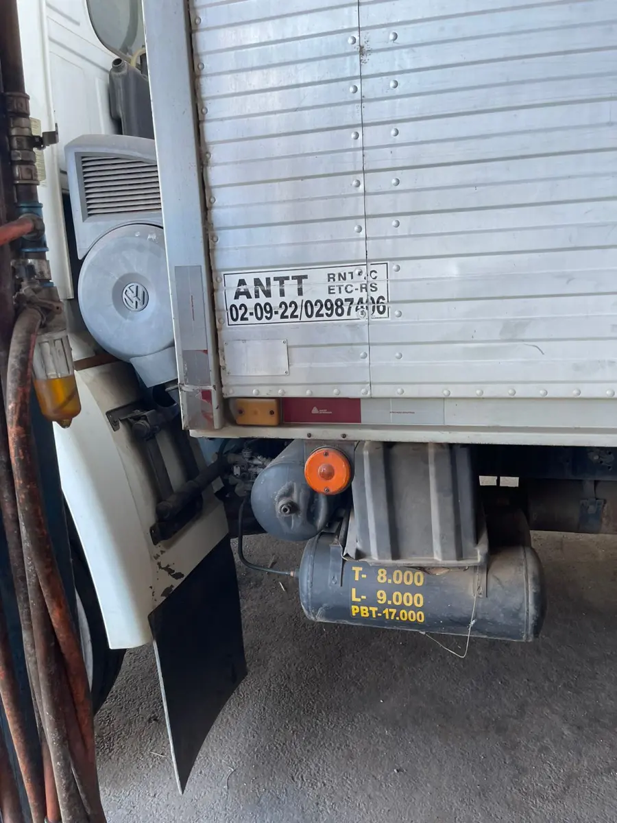 LOTE 004 - "CAMINHÃO VW WORKER 17-180, BRANCO, C/BAÚ, S/PLACAS, MOTOR DESMONTADO E FALTANDO PEÇAS, PLACAS IPO 5691