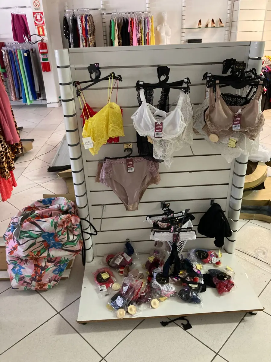 LOTE 000 - Lote com aproximadamente 3.500 peças de roupas e seus cabides (toda a loja): vestidos, saias, moletons, casacos, bermudas, calças, camisetas