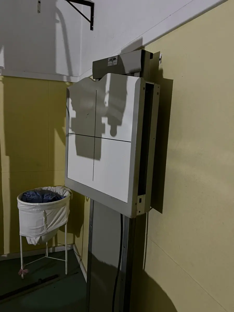 LOTE 014 - 01 APARELHO DE RAIO X DO TORAX, 01 SUPORTE MÓVEL PARA SACO HOSPITALAR