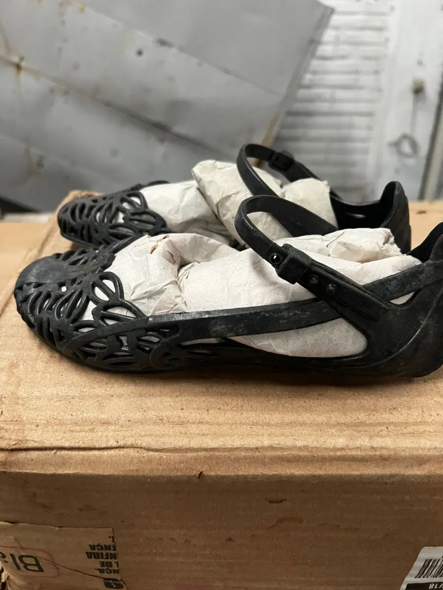 LOTE 000 - 480 pares de sandálias de plástico