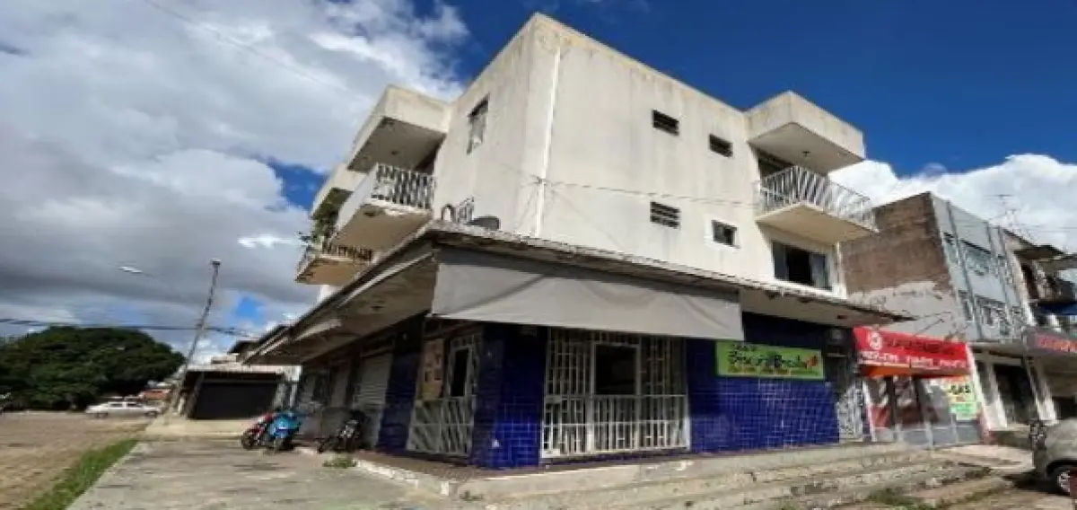 LOTE 001 - Prédio comercial de esquina possuindo 04 pavimentos