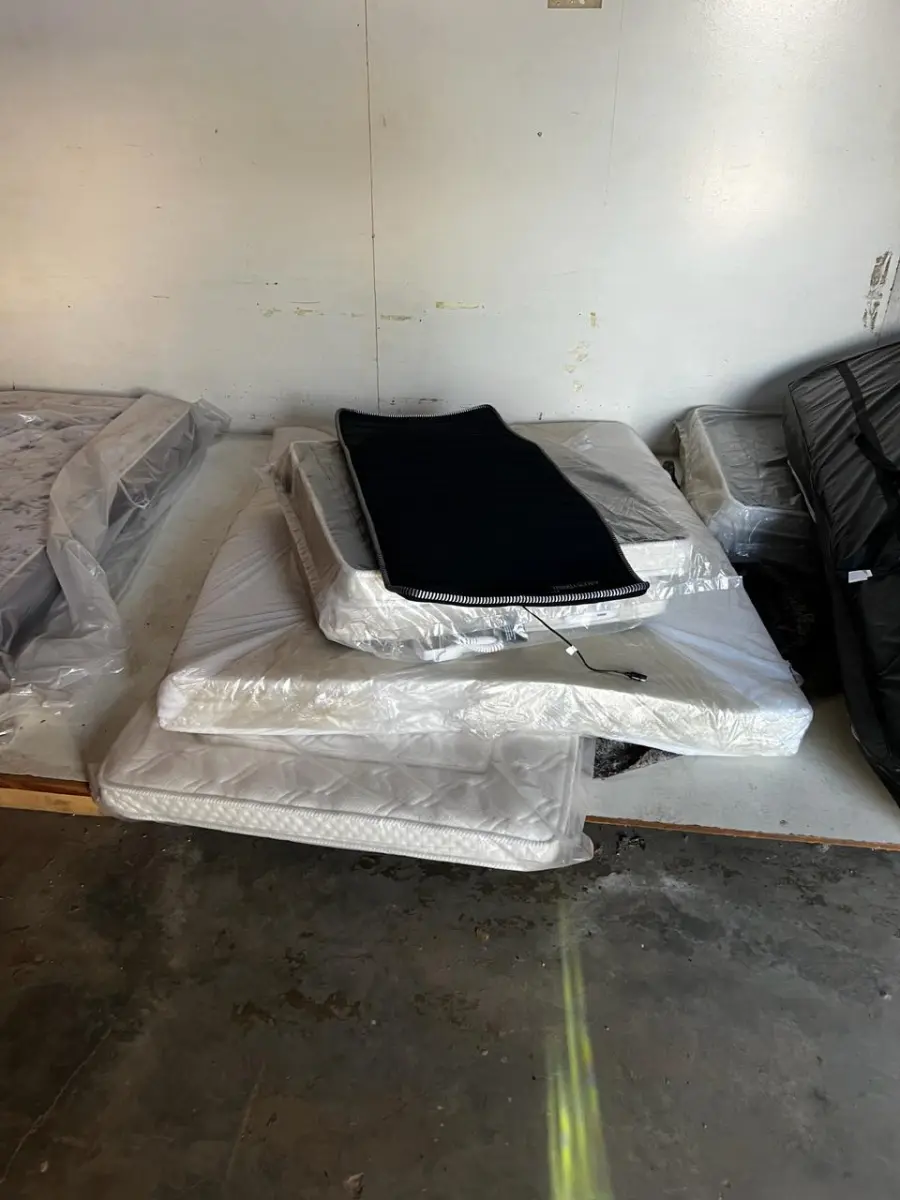 LOTE 007 - Lote de colchoes e mantas massageadoras, lote de espumas e colchões,