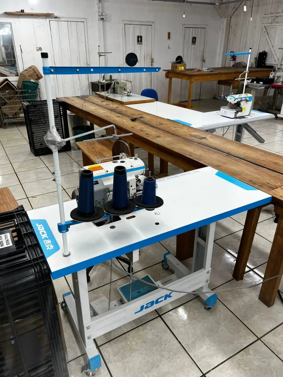 LOTE 000 - Máquinas costura (overlock Jack, plana, overlock antiga, plana Lumak, plana Lanmax, over vermelha) BENS EM  PRESIDENTE GETULIO - SC