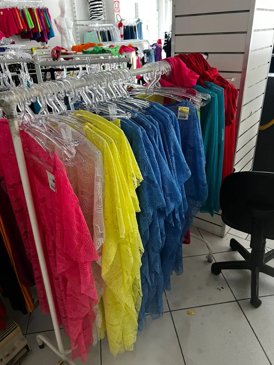 LOTE 000 - Lote com aproximadamente 3.500 peças de roupas e seus cabides (toda a loja): vestidos, saias, moletons, casacos, bermudas, calças, camisetas
