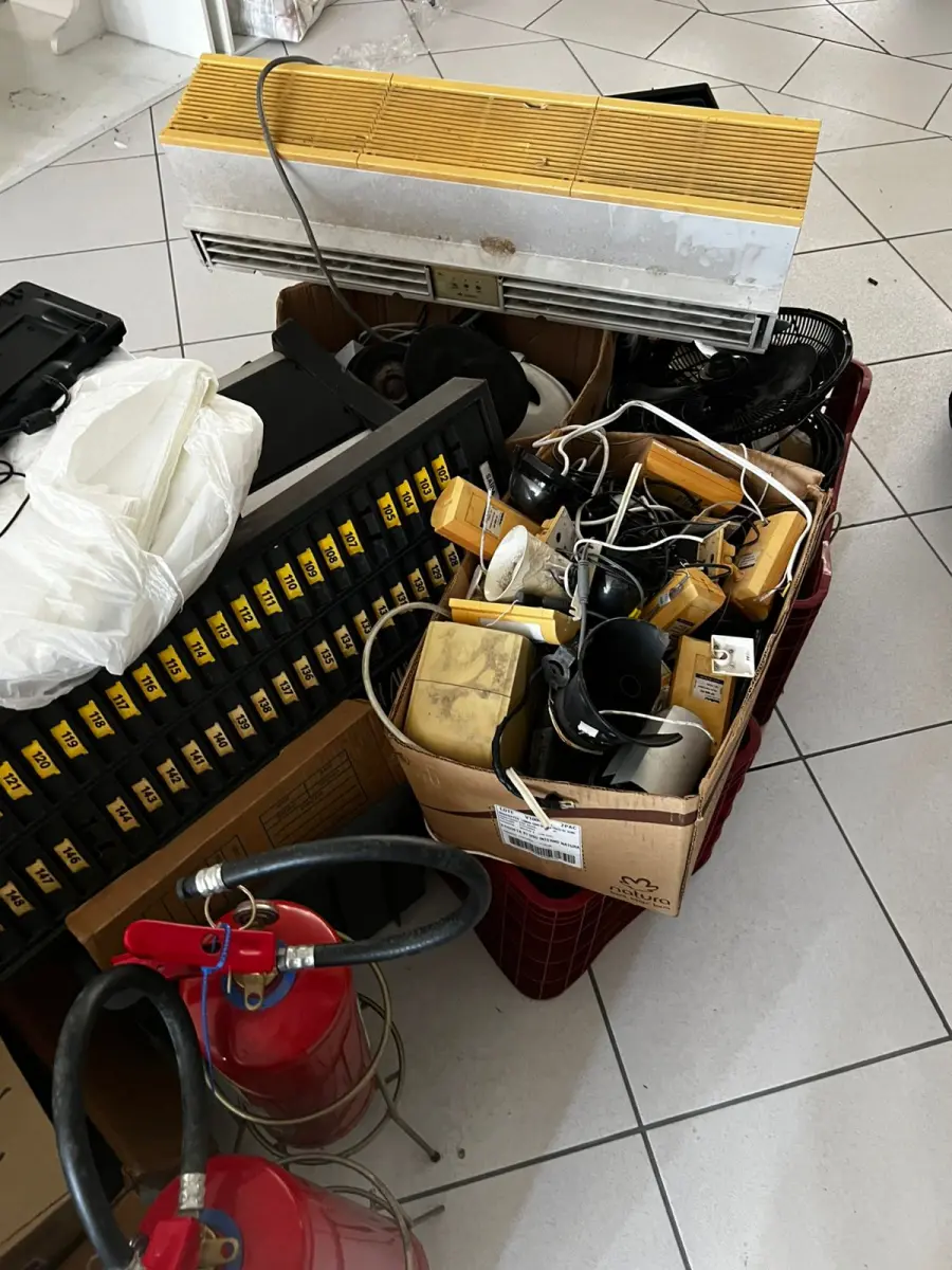 LOTE 000 - Lote com aproximadamente 3.500 peças de roupas e seus cabides (toda a loja): vestidos, saias, moletons, casacos, bermudas, calças, camisetas