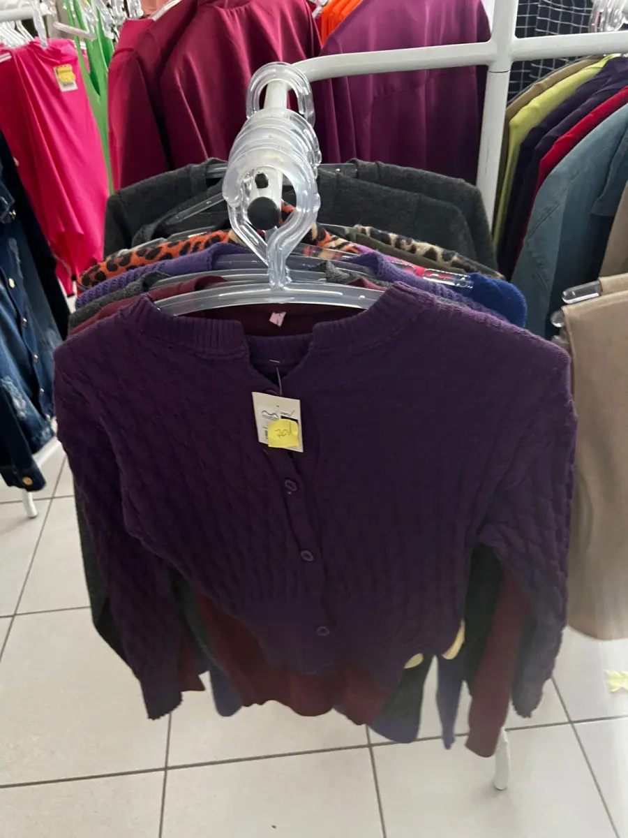 LOTE 000 - Lote com aproximadamente 3.500 peças de roupas e seus cabides (toda a loja): vestidos, saias, moletons, casacos, bermudas, calças, camisetas