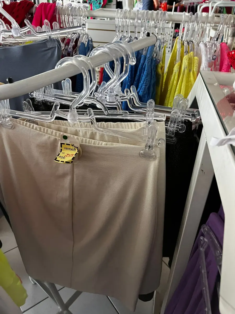 LOTE 000 - Lote com aproximadamente 3.500 peças de roupas e seus cabides (toda a loja): vestidos, saias, moletons, casacos, bermudas, calças, camisetas