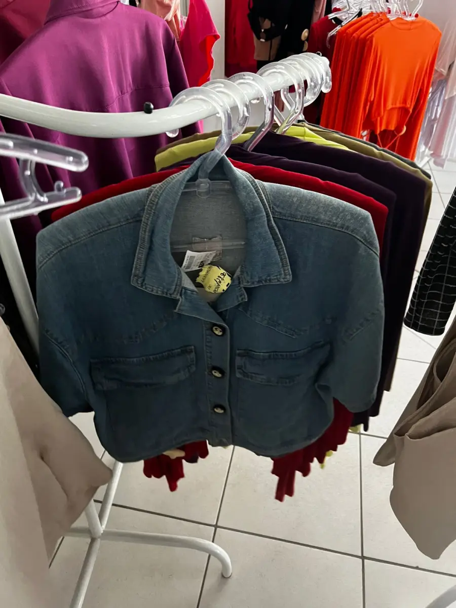 LOTE 000 - Lote com aproximadamente 3.500 peças de roupas e seus cabides (toda a loja): vestidos, saias, moletons, casacos, bermudas, calças, camisetas