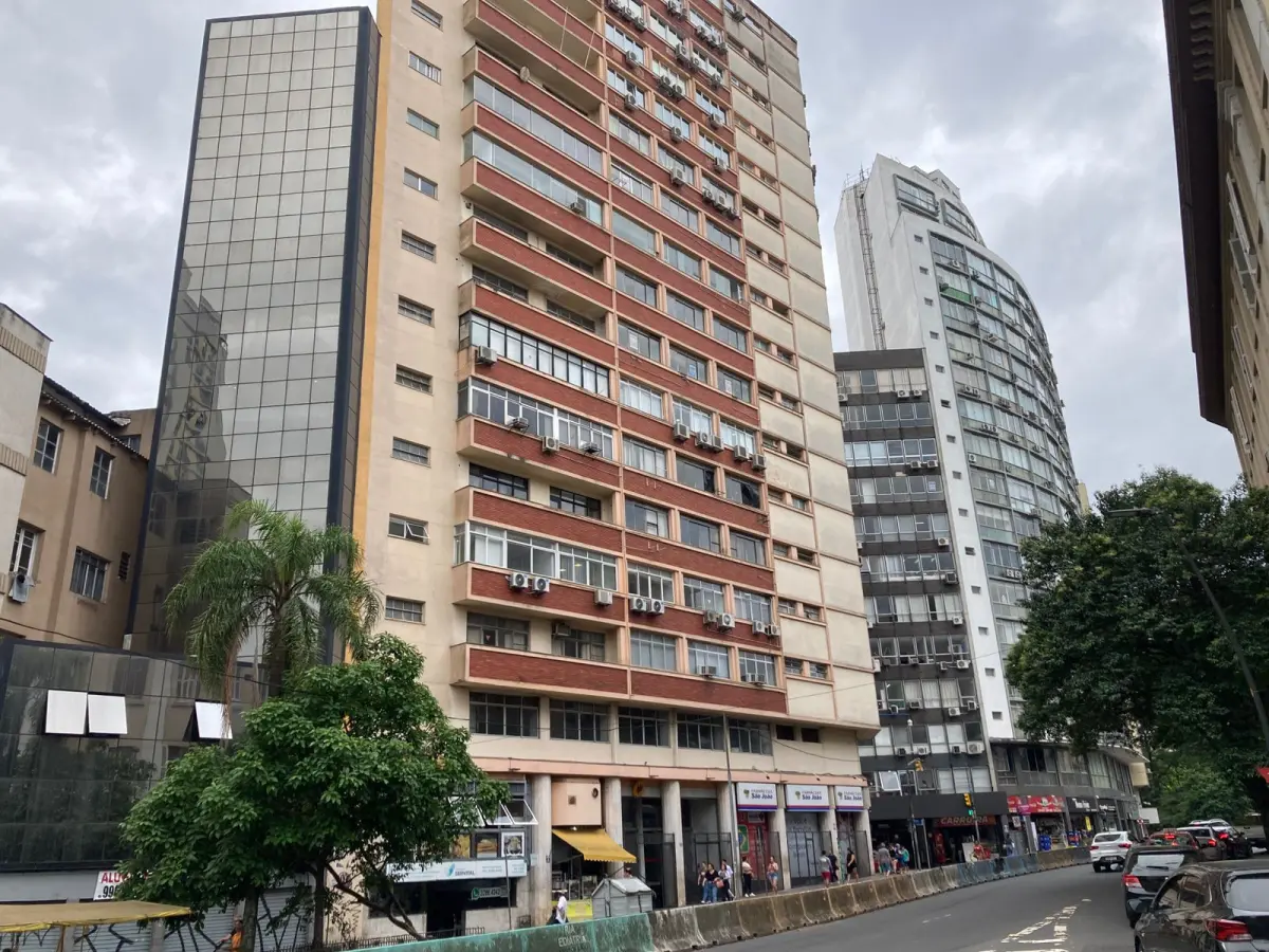 LOTE 002 - O imóvel, conjunto nº 43 do Edifício Candido José de Godoy, localizado na Rua Professor Annes Dias, nº 112, Bairro Centro, Porto Alegre/RS