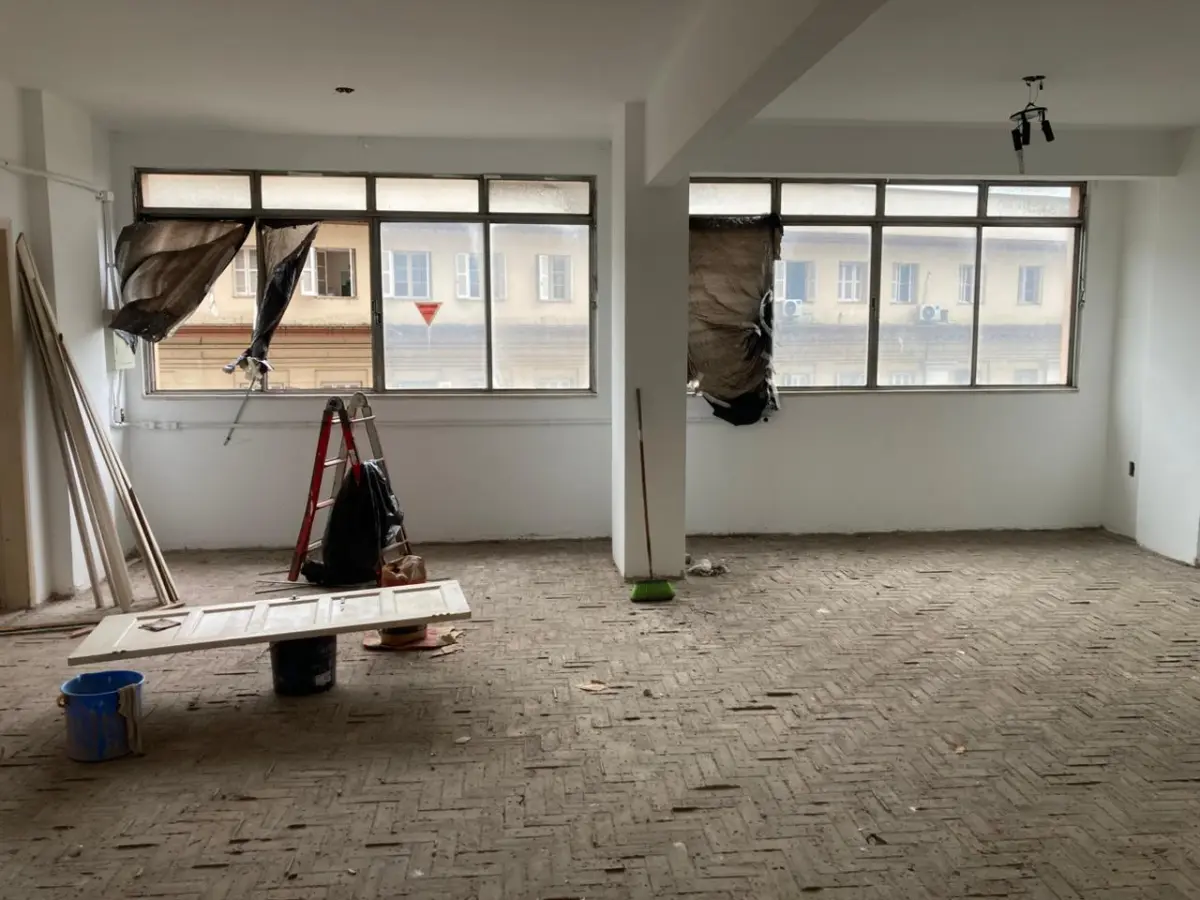 LOTE 002 - O imóvel, conjunto nº 43 do Edifício Candido José de Godoy, localizado na Rua Professor Annes Dias, nº 112, Bairro Centro, Porto Alegre/RS