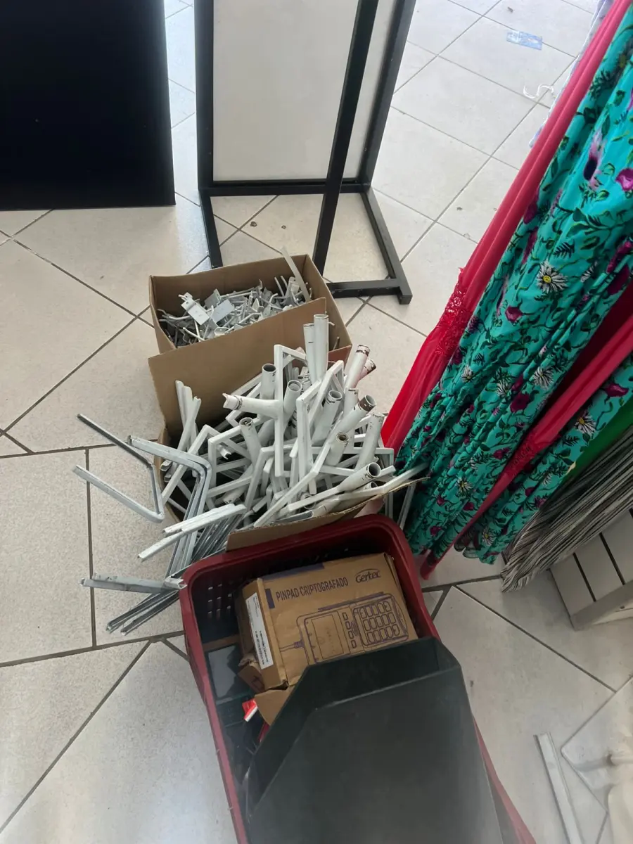 LOTE 000 - Lote com aproximadamente 3.500 peças de roupas e seus cabides (toda a loja): vestidos, saias, moletons, casacos, bermudas, calças, camisetas