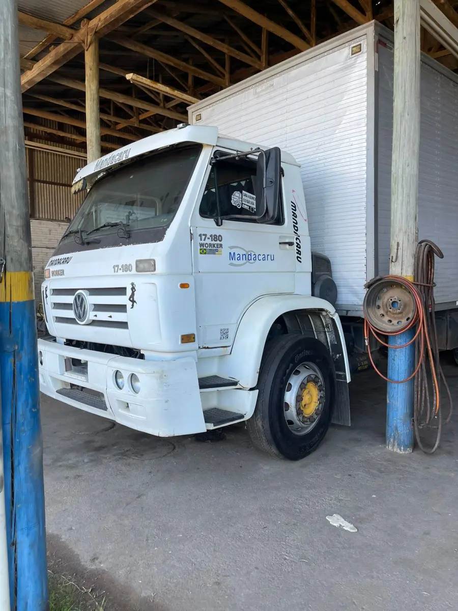 LOTE 004 - "CAMINHÃO VW WORKER 17-180, BRANCO, C/BAÚ, S/PLACAS, MOTOR DESMONTADO E FALTANDO PEÇAS, PLACAS IPO 5691