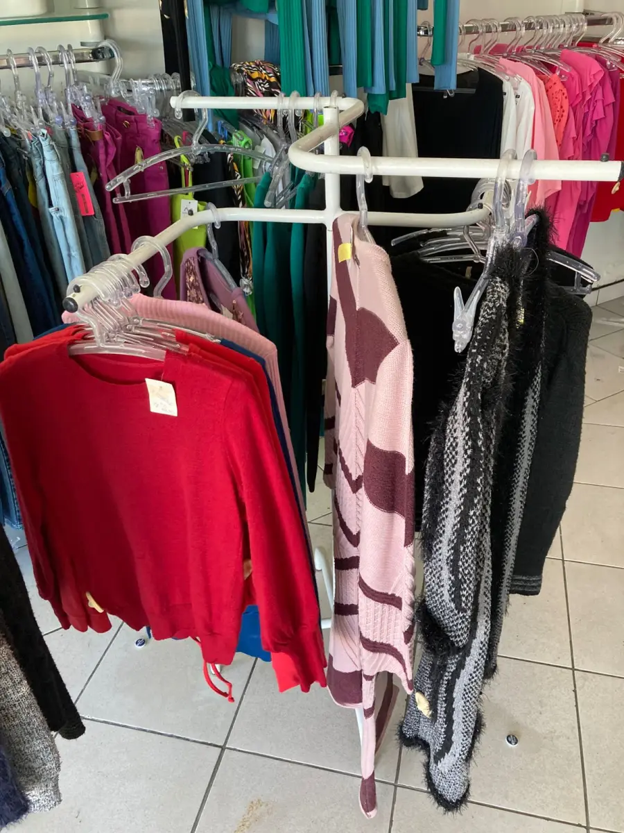 LOTE 000 - Lote com aproximadamente 3.500 peças de roupas e seus cabides (toda a loja): vestidos, saias, moletons, casacos, bermudas, calças, camisetas