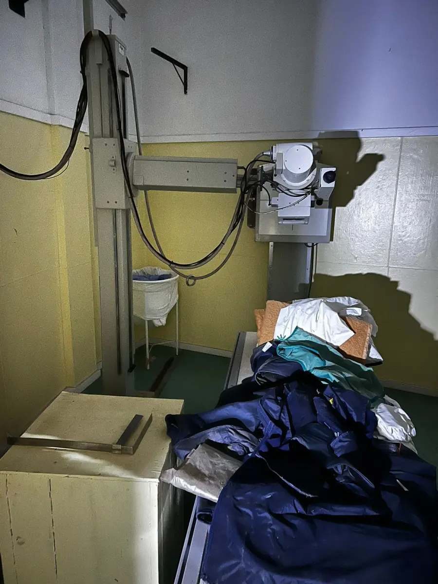 LOTE 013 - 01 APARELHO DE RAIO X, 01 SUPORTE DE APOIO HOSPITALAR