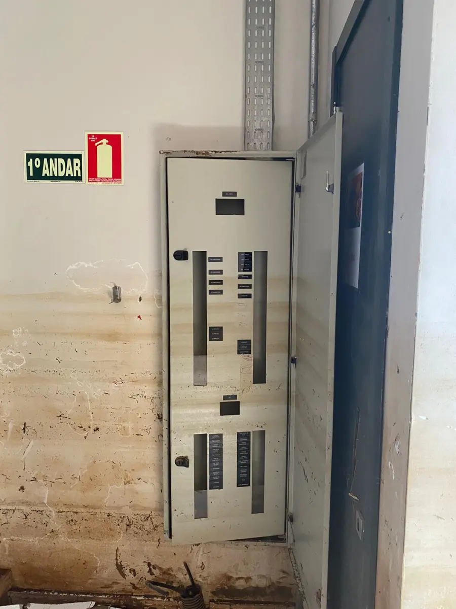 LOTE 000 - O prédio nº 97 da R. Comendador Azevedo, compreendendo casa de alvenaria, suas dependências, benfeitorias, instalações e o respectivo terreno que mede 8m80 de frente à dita rua, por 30m