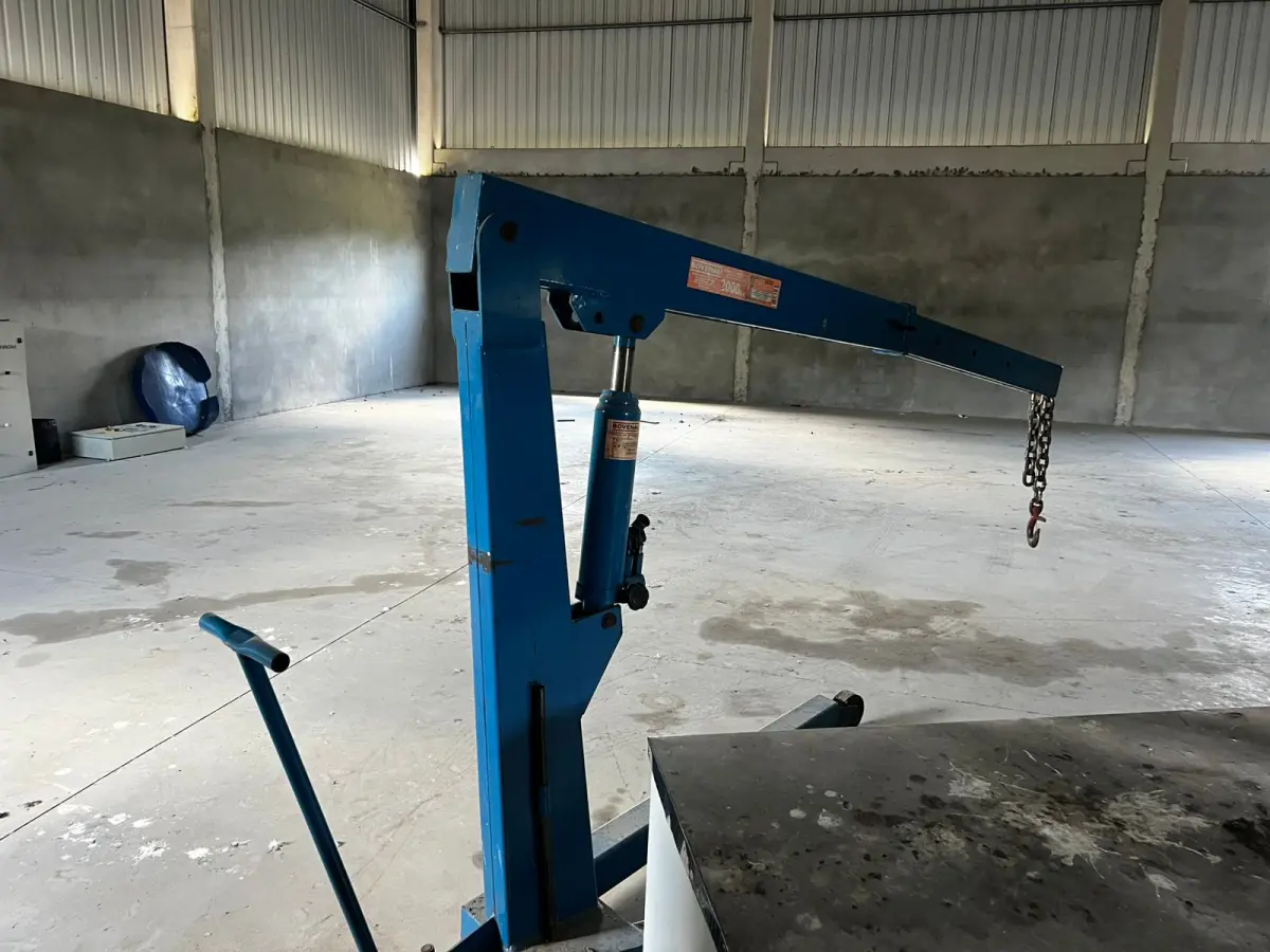 LOTE 000 - SOPRADORA BEKUM, MÃO FRANCESA C/ TALHA ELÉTRICA, UNIDADE DE RESFRIAMENTO, MOTOR P/ REFRIGERAÇÃO, GIRAFA HIDRÁULICA E MÓVEIS DIVERSOS