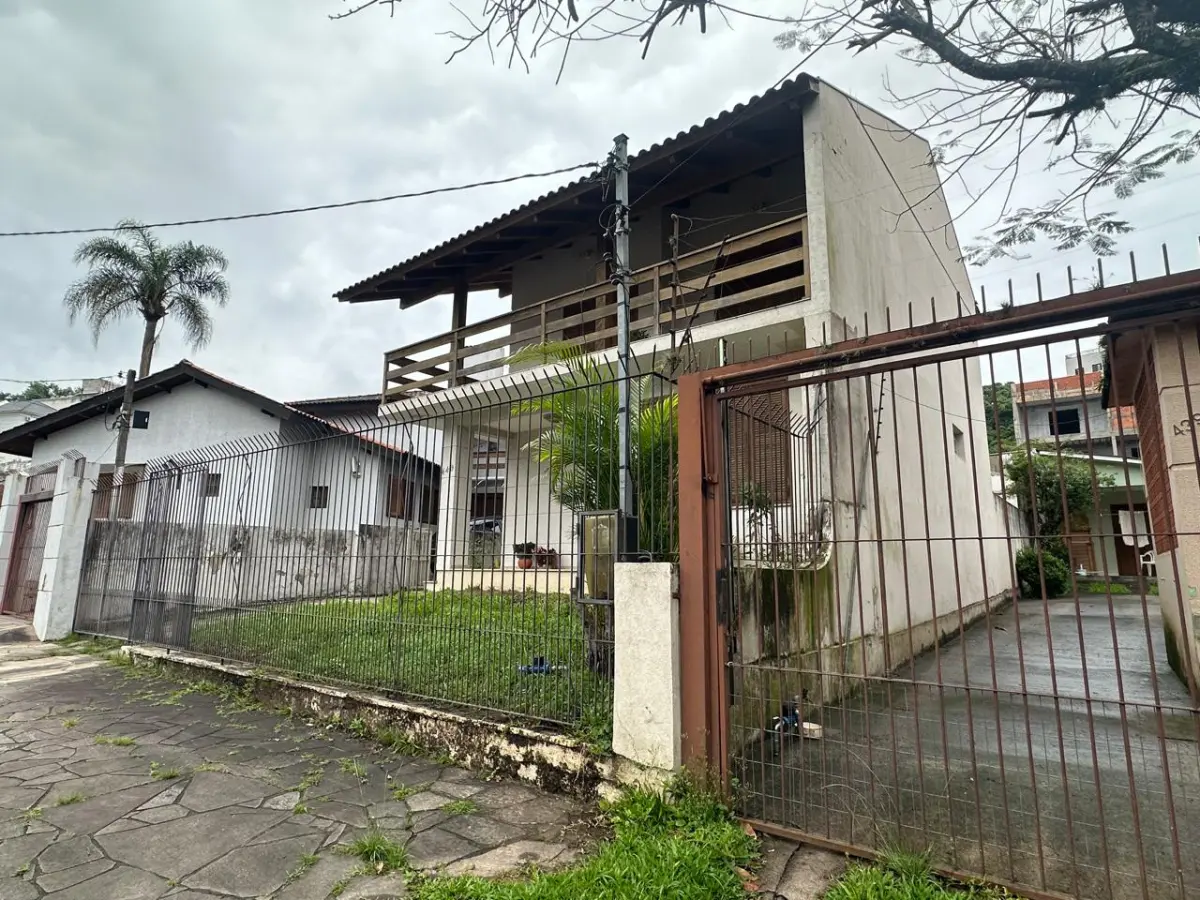 LOTE 000 - Um imóvel localizado na Rua Miracema, nº 449, Bairro Chácara das Pedras. Com área de 84,27m². Sendo o respectivo terreno, medindo 11,00m de frente, ao norte, por 25,00m de extensão da frente