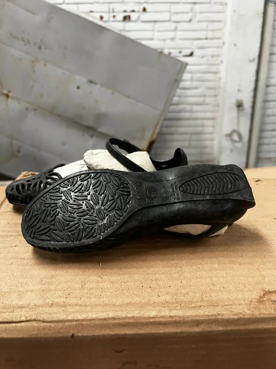 LOTE 000 - 480 pares de sandálias de plástico