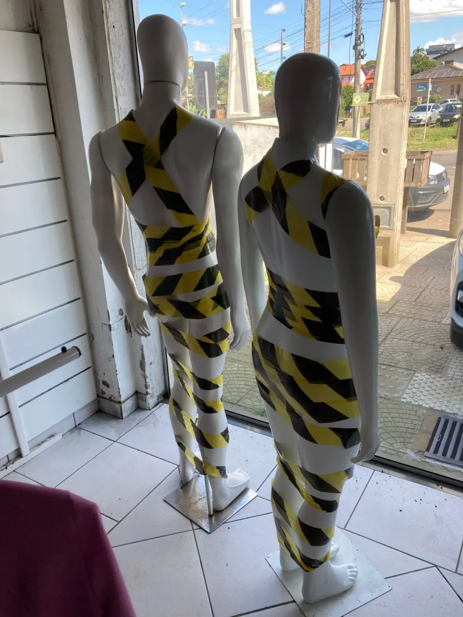 LOTE 000 - Lote com aproximadamente 3.500 peças de roupas e seus cabides (toda a loja): vestidos, saias, moletons, casacos, bermudas, calças, camisetas