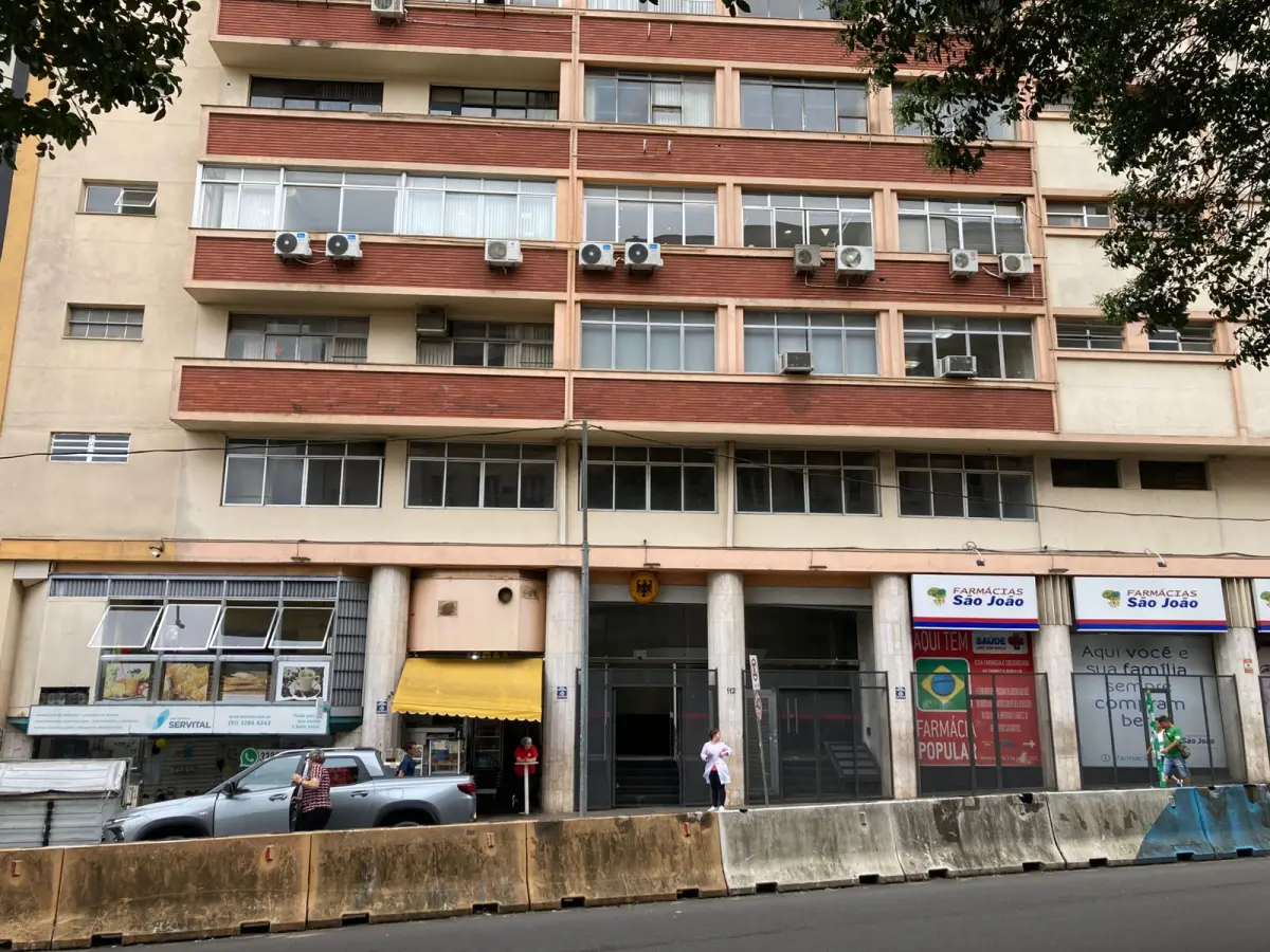 LOTE 002 - O imóvel, conjunto nº 43 do Edifício Candido José de Godoy, localizado na Rua Professor Annes Dias, nº 112, Bairro Centro, Porto Alegre/RS