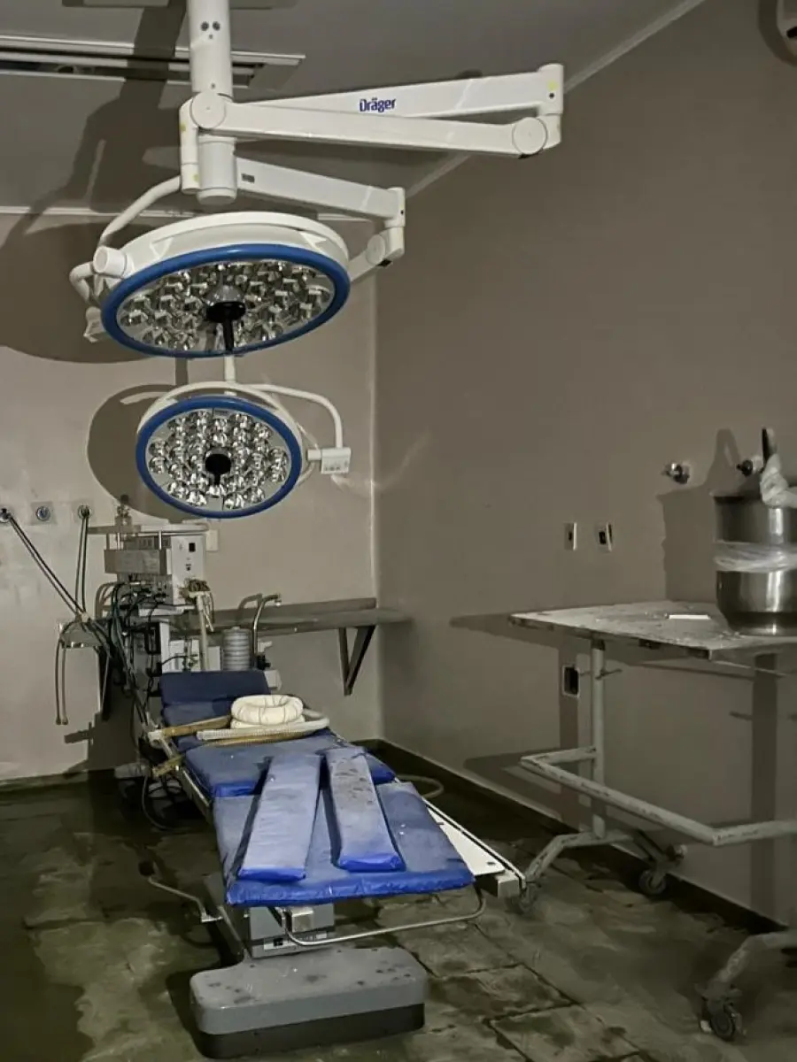 LOTE 030 - 01 FOCO CIRURGICO, 01 MESA DE CIRURGIA, 01 MESA DE APOIO CIRURGICO