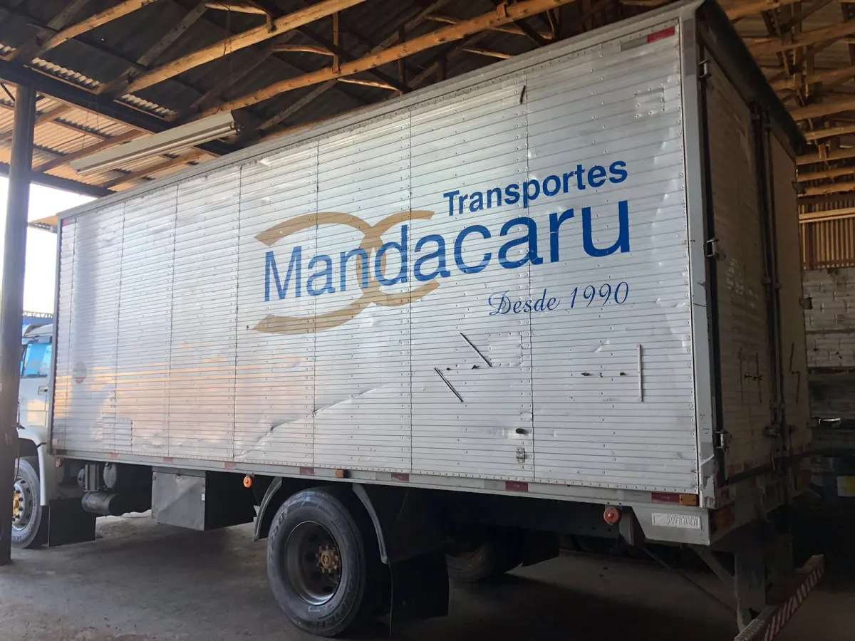 LOTE 004 - "CAMINHÃO VW WORKER 17-180, BRANCO, C/BAÚ, S/PLACAS, MOTOR DESMONTADO E FALTANDO PEÇAS, PLACAS IPO 5691