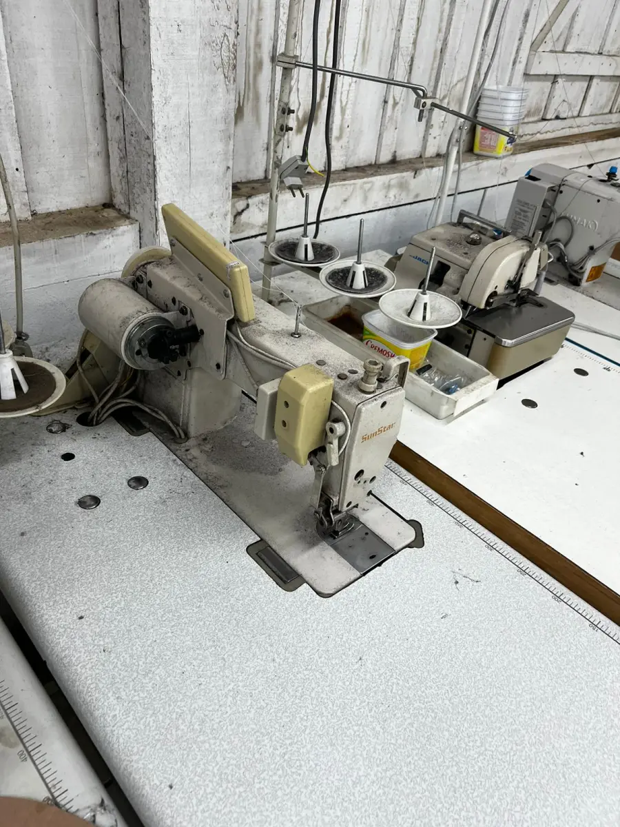 LOTE 000 - Máquinas costura (overlock Jack, plana, overlock antiga, plana Lumak, plana Lanmax, over vermelha) BENS EM  PRESIDENTE GETULIO - SC