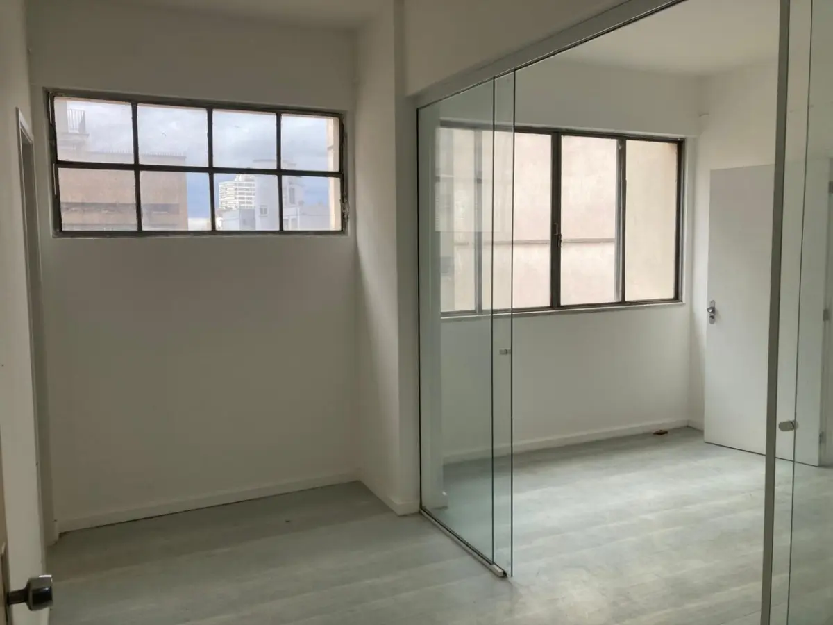 LOTE 001 - O imóvel, conjunto nº 41 do Edifício Candido José de Godoy, localizado na Rua Professor Annes Dias, nº 112, Bairro Centro, Porto Alegre/RS