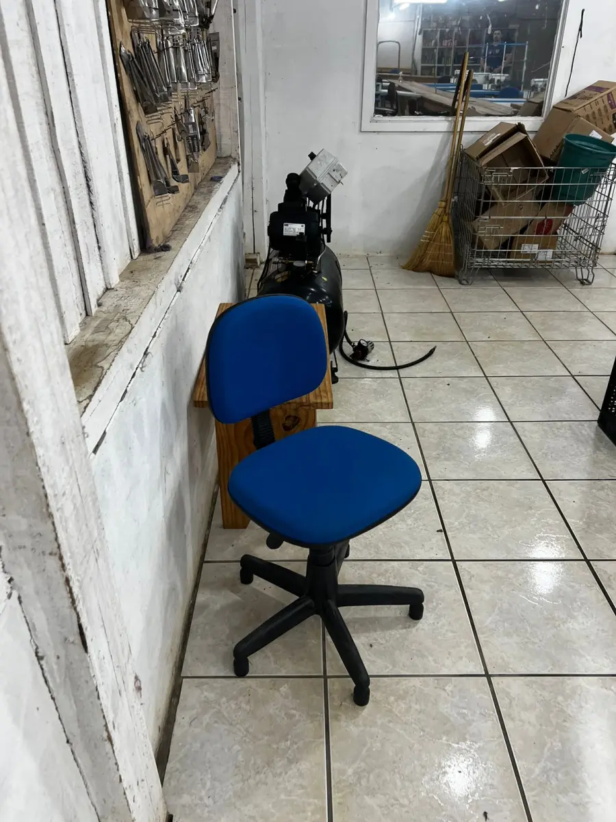 LOTE 000 - Máquinas costura (overlock Jack, plana, overlock antiga, plana Lumak, plana Lanmax, over vermelha) BENS EM  PRESIDENTE GETULIO - SC