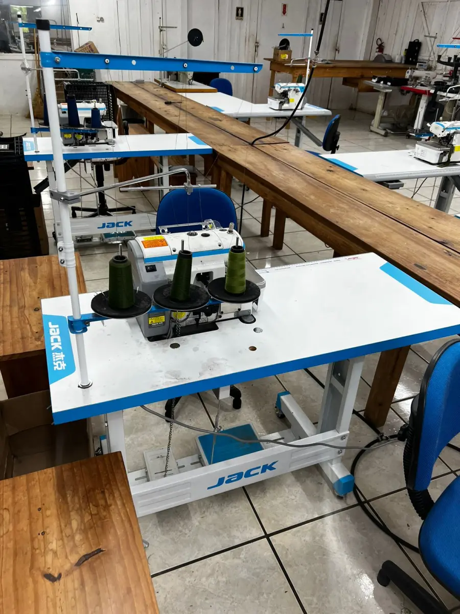 LOTE 000 - Máquinas costura (overlock Jack, plana, overlock antiga, plana Lumak, plana Lanmax, over vermelha) BENS EM  PRESIDENTE GETULIO - SC