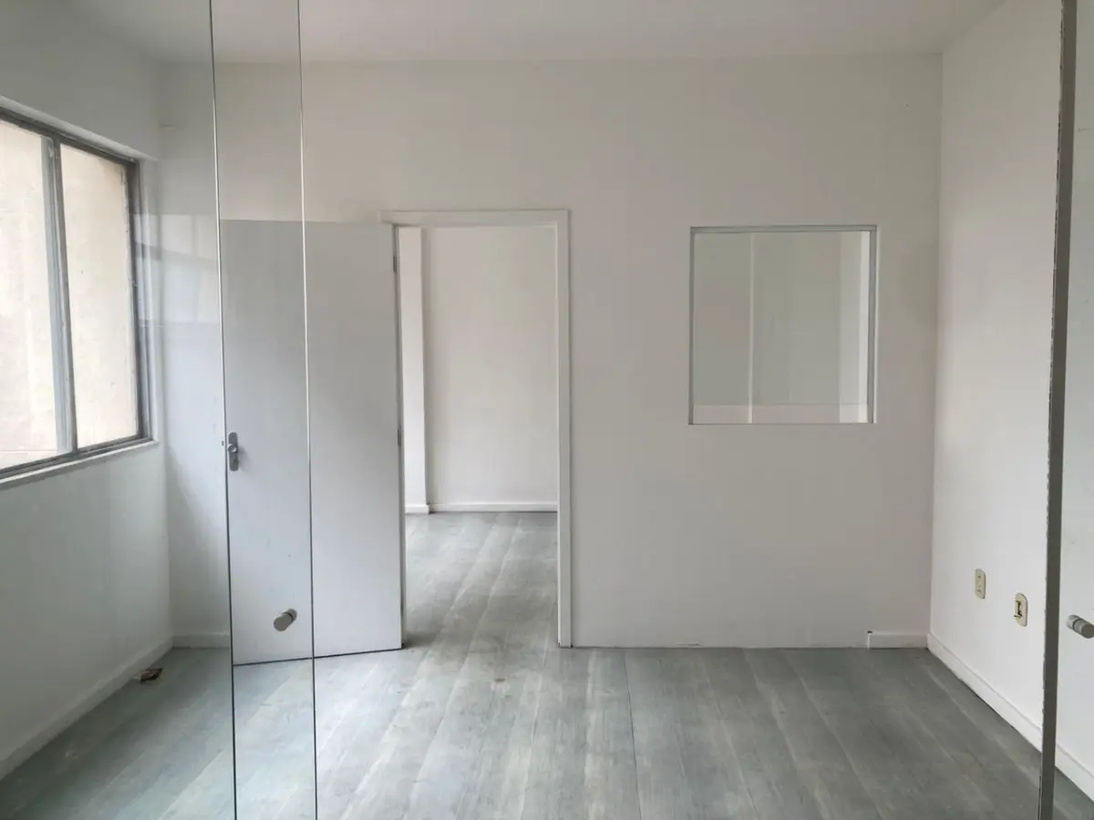 LOTE 001 - O imóvel, conjunto nº 41 do Edifício Candido José de Godoy, localizado na Rua Professor Annes Dias, nº 112, Bairro Centro, Porto Alegre/RS