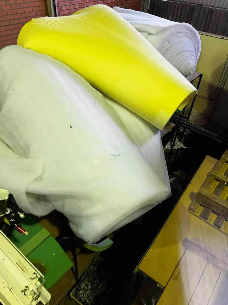 LOTE 007 - Lote de colchoes e mantas massageadoras, lote de espumas e colchões,