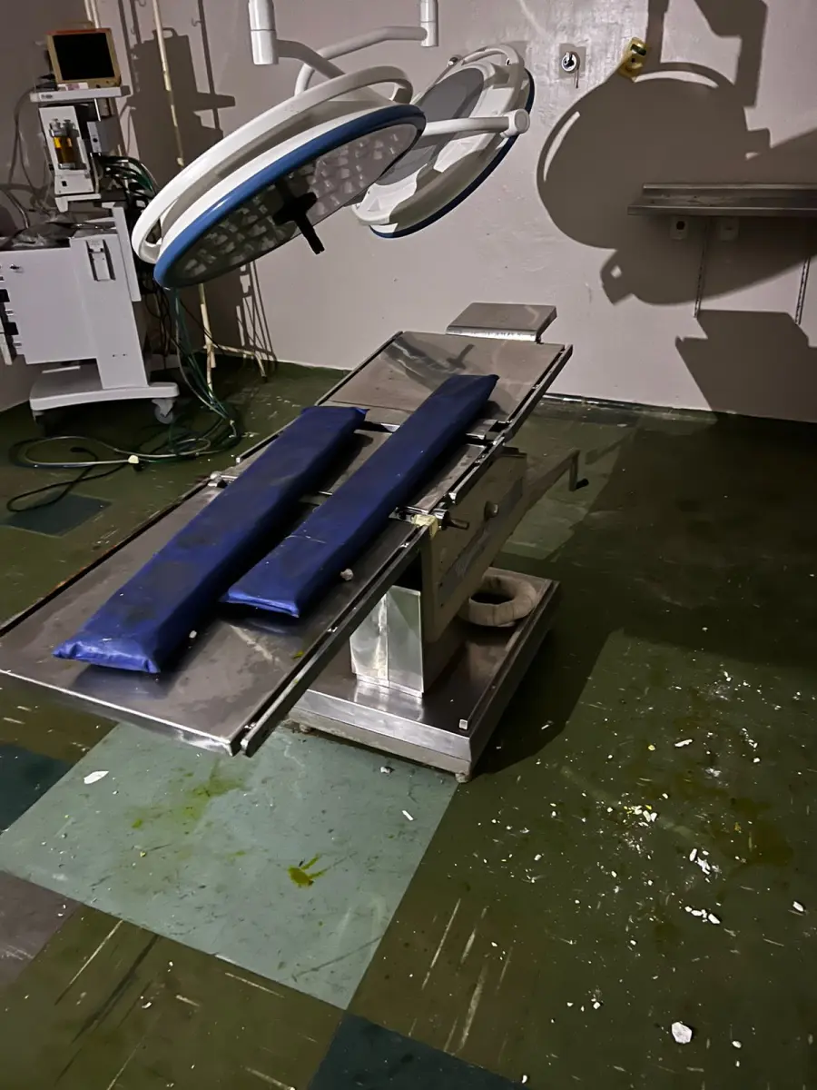 LOTE 023 - 01 MACA DE CIRURGIA, 01 LUMINÁRIA PARA CIRURGIA