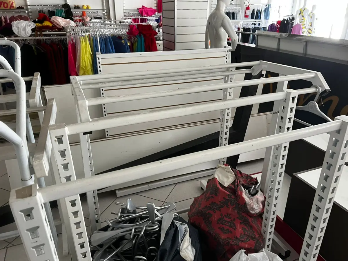 LOTE 000 - Lote com aproximadamente 3.500 peças de roupas e seus cabides (toda a loja): vestidos, saias, moletons, casacos, bermudas, calças, camisetas