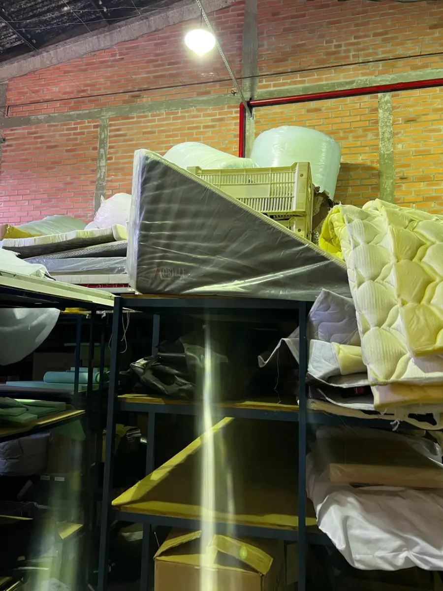 LOTE 007 - Lote de colchoes e mantas massageadoras, lote de espumas e colchões,