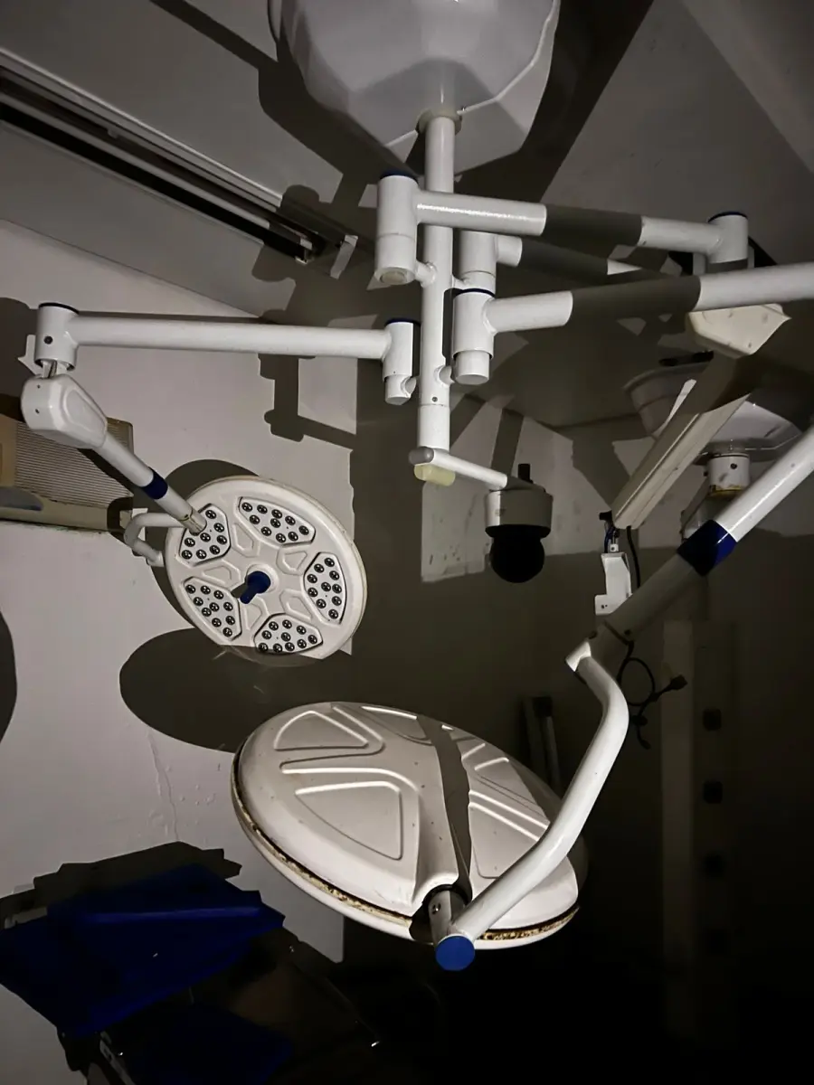 LOTE 019 - 01 EQUIPAMENTO DE LÂMPADAS CIRURGICAS MÓVEL