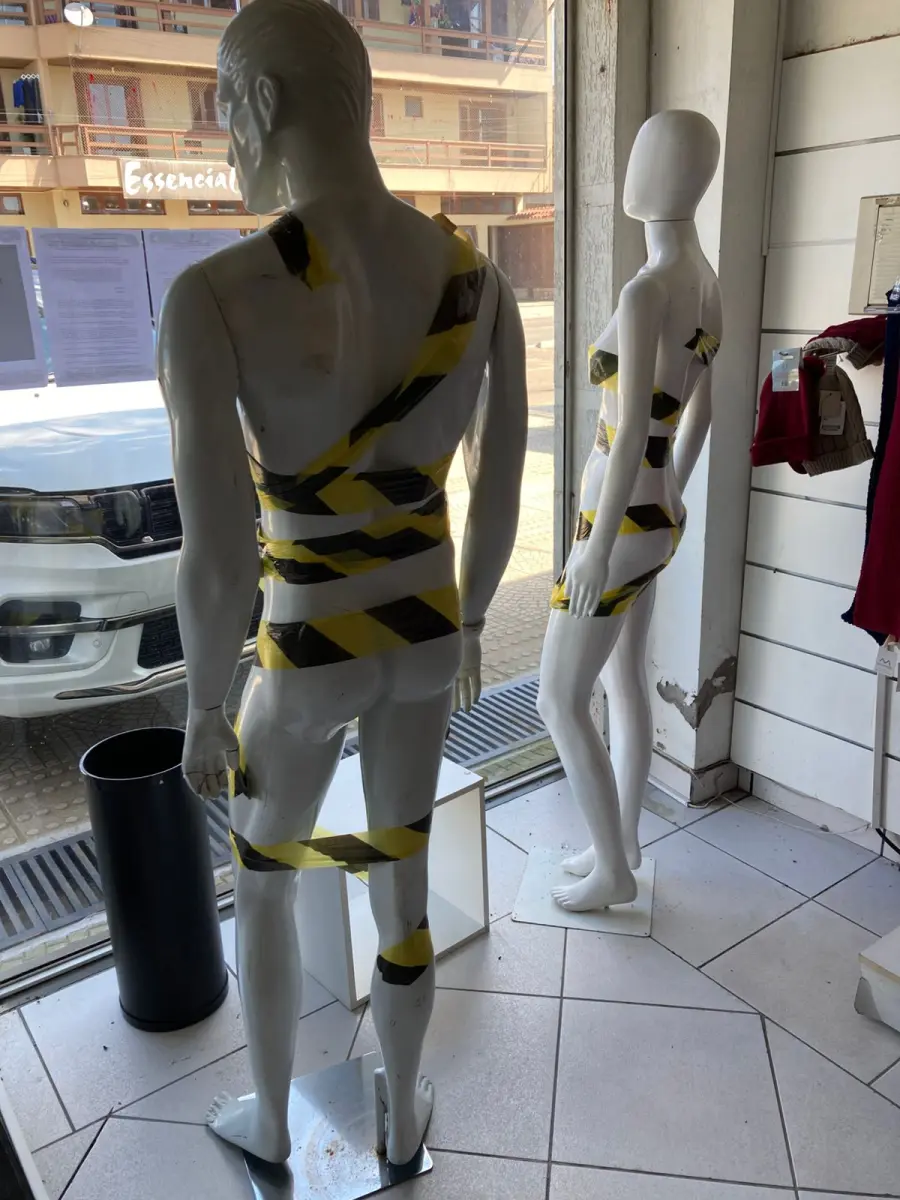 LOTE 000 - Lote com aproximadamente 3.500 peças de roupas e seus cabides (toda a loja): vestidos, saias, moletons, casacos, bermudas, calças, camisetas