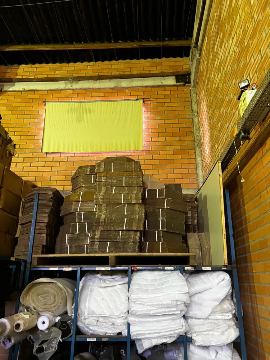 LOTE 007 - Lote de colchoes e mantas massageadoras, lote de espumas e colchões,