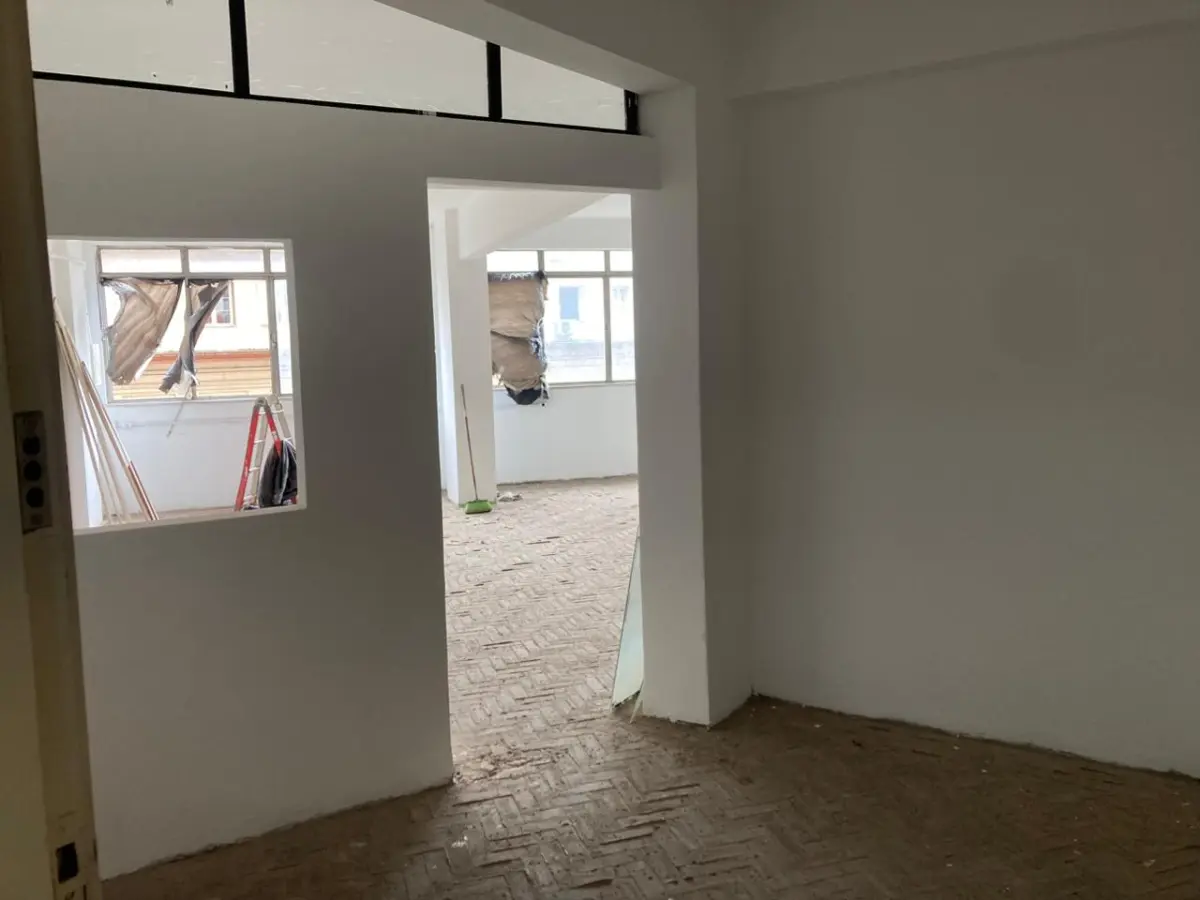 LOTE 002 - O imóvel, conjunto nº 43 do Edifício Candido José de Godoy, localizado na Rua Professor Annes Dias, nº 112, Bairro Centro, Porto Alegre/RS