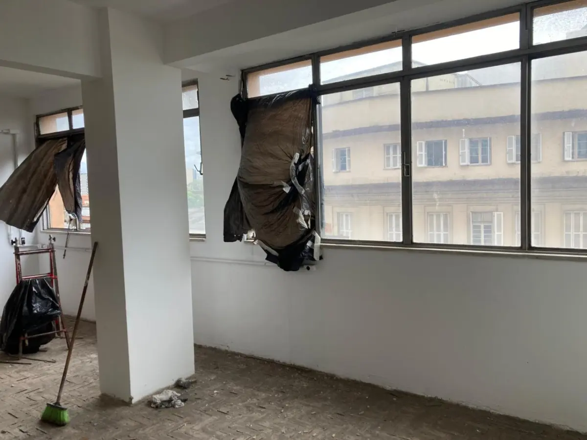 LOTE 002 - O imóvel, conjunto nº 43 do Edifício Candido José de Godoy, localizado na Rua Professor Annes Dias, nº 112, Bairro Centro, Porto Alegre/RS