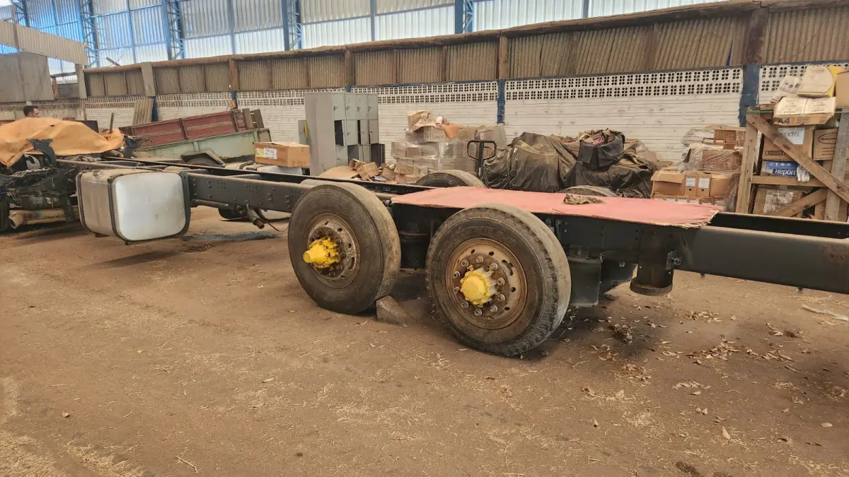 LOTE 002 - CHASSIS TRUCK C/ MOTOR SCANIA - P-270 6x2. Ano 2011. Placa ISJ7524