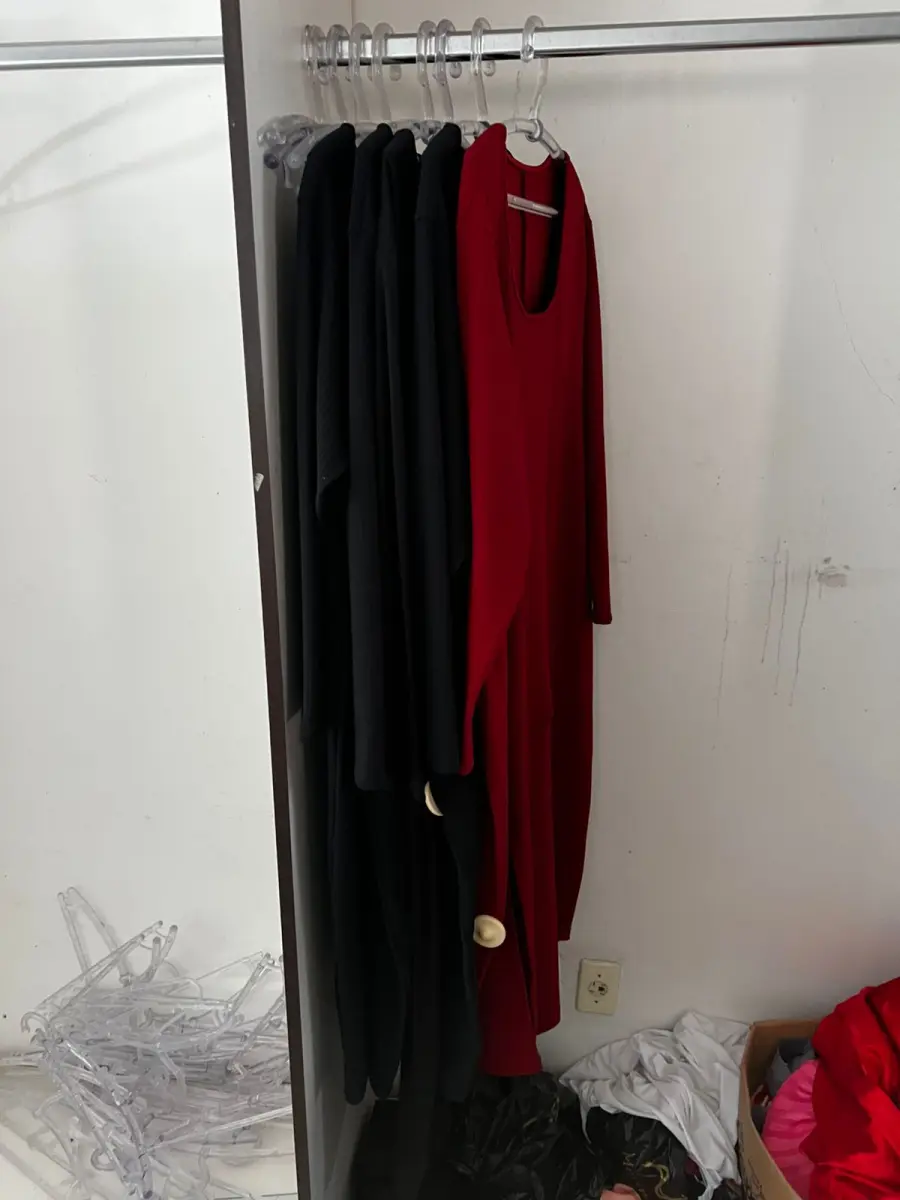 LOTE 000 - Lote com aproximadamente 3.500 peças de roupas e seus cabides (toda a loja): vestidos, saias, moletons, casacos, bermudas, calças, camisetas