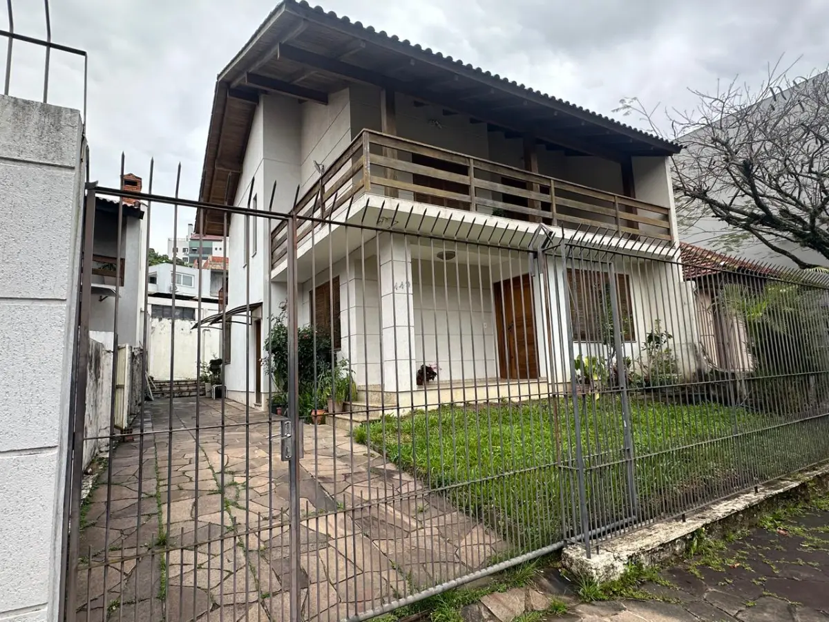 LOTE 000 - Um imóvel localizado na Rua Miracema, nº 449, Bairro Chácara das Pedras. Com área de 84,27m². Sendo o respectivo terreno, medindo 11,00m de frente, ao norte, por 25,00m de extensão da frente