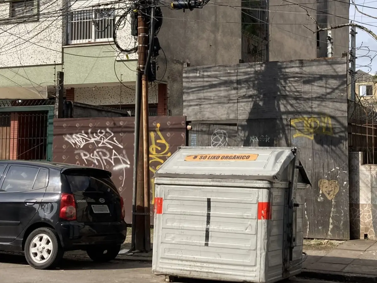LOTE 000 - Um terreno medindo 6m60 de frente à rua General Lima e Silva, e fundos a meia quadra, de 46m00