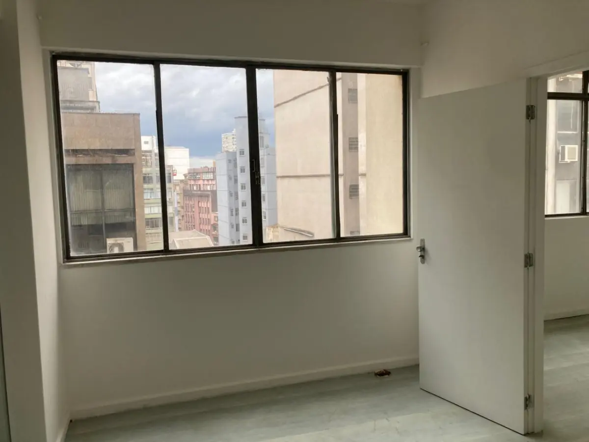 LOTE 001 - O imóvel, conjunto nº 41 do Edifício Candido José de Godoy, localizado na Rua Professor Annes Dias, nº 112, Bairro Centro, Porto Alegre/RS