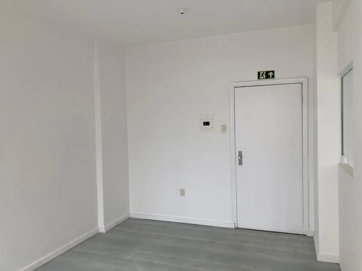 LOTE 001 - O imóvel, conjunto nº 41 do Edifício Candido José de Godoy, localizado na Rua Professor Annes Dias, nº 112, Bairro Centro, Porto Alegre/RS