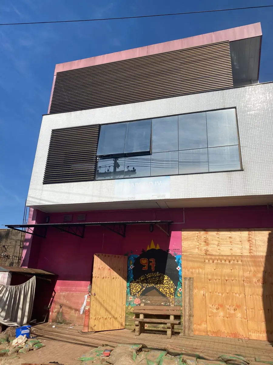 LOTE 000 - O prédio nº 97 da R. Comendador Azevedo, compreendendo casa de alvenaria, suas dependências, benfeitorias, instalações e o respectivo terreno que mede 8m80 de frente à dita rua, por 30m