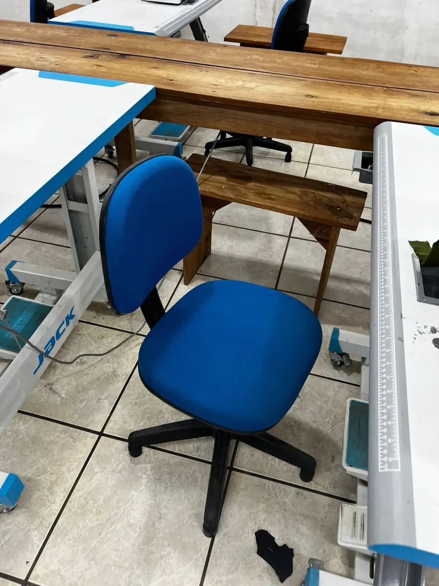 LOTE 000 - Máquinas costura (overlock Jack, plana, overlock antiga, plana Lumak, plana Lanmax, over vermelha) BENS EM  PRESIDENTE GETULIO - SC