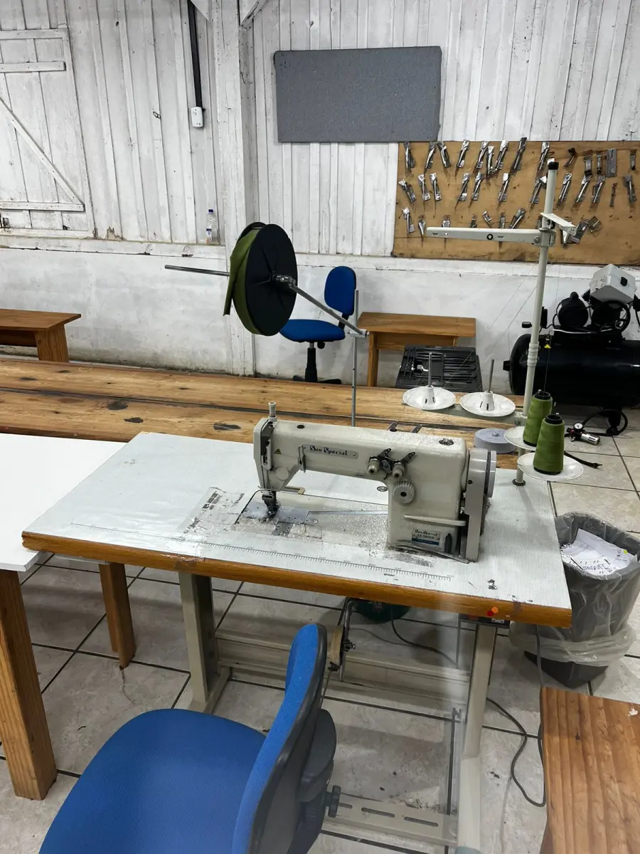 LOTE 000 - Máquinas costura (overlock Jack, plana, overlock antiga, plana Lumak, plana Lanmax, over vermelha) BENS EM  PRESIDENTE GETULIO - SC