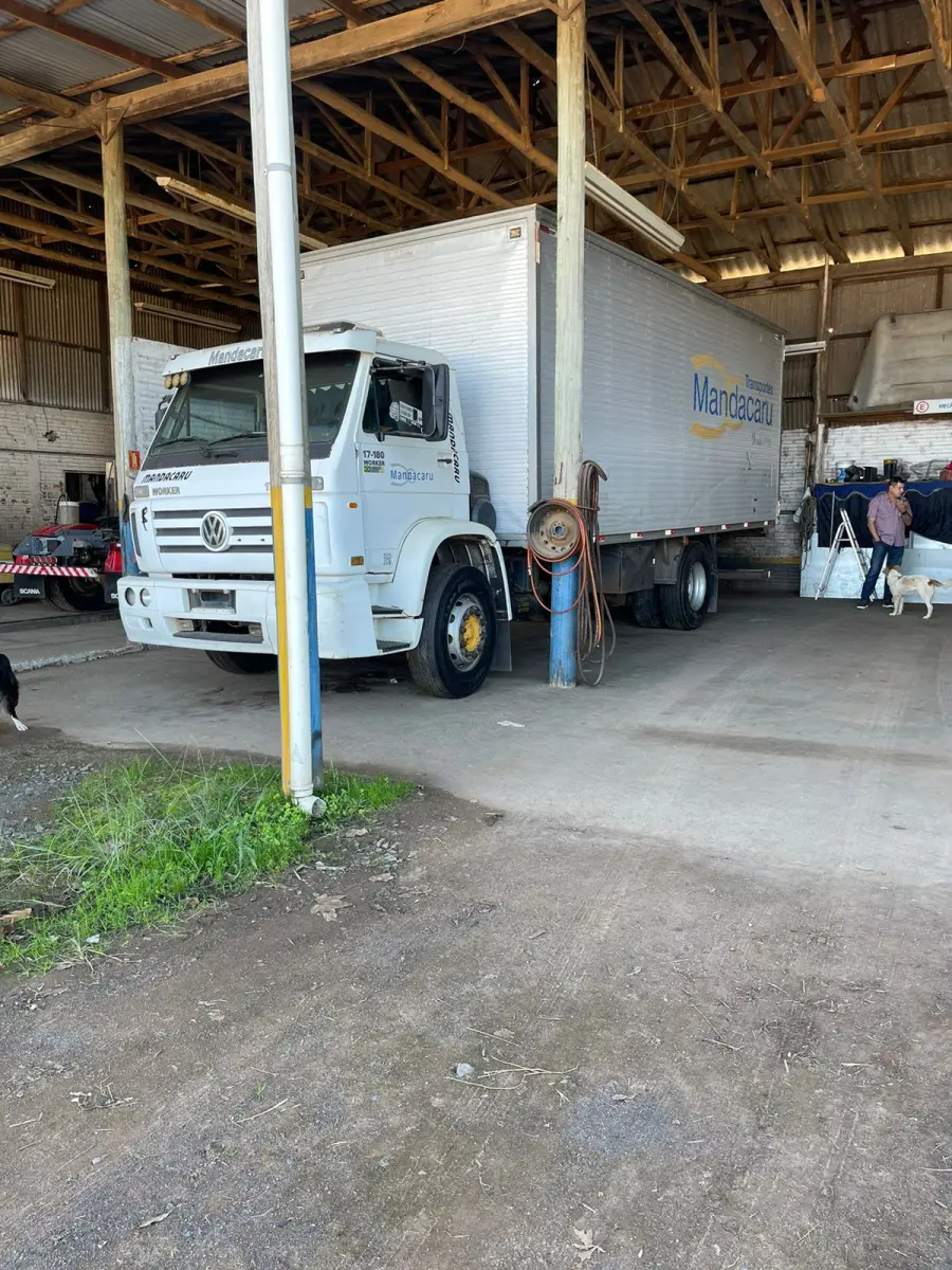 LOTE 004 - "CAMINHÃO VW WORKER 17-180, BRANCO, C/BAÚ, S/PLACAS, MOTOR DESMONTADO E FALTANDO PEÇAS, PLACAS IPO 5691